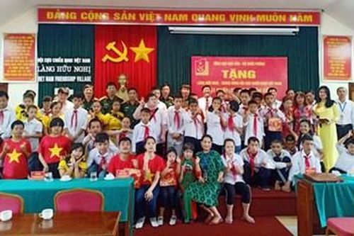 Tổng cục Hậu cần trao vật chất, trang bị hậu cần tặng Làng Hữu nghị Việt Nam
