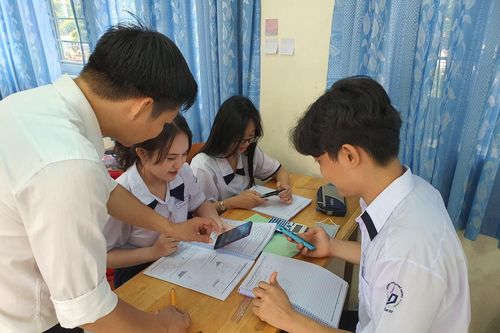 Quy định cho phép học sinh sử dụng điện thoại di động cần được hiểu thế nào cho đúng?