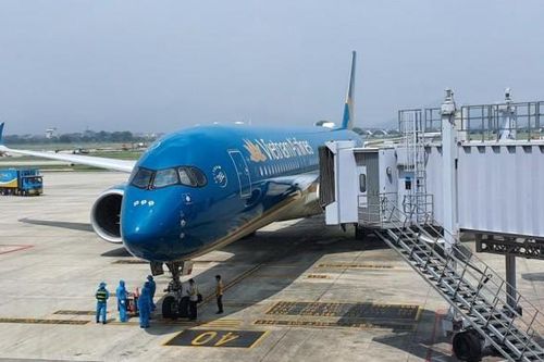 Chuyến bay thương mại quốc tế về Việt Nam đầu tiên vừa hạ cánh