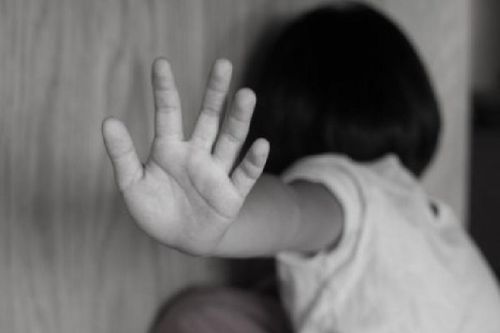 Phẫn nộ gã cha dượng 8 lần xâm hại bé gái 12 tuổi