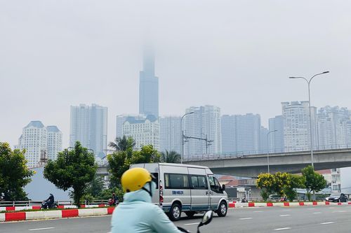Tiết trời se lạnh, mây mù bao phủ trung tâm TPHCM