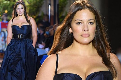 Siêu mẫu ngoại cỡ Ashley Graham mặc váy tôn ngực đầy sải bước catwalk