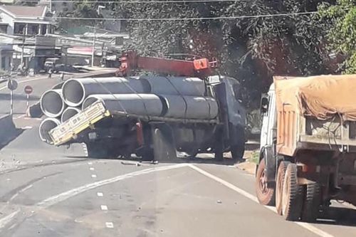 Xe tải 'cày' nát giải phân cách, hất tảng bê tông nặng hàng tấn