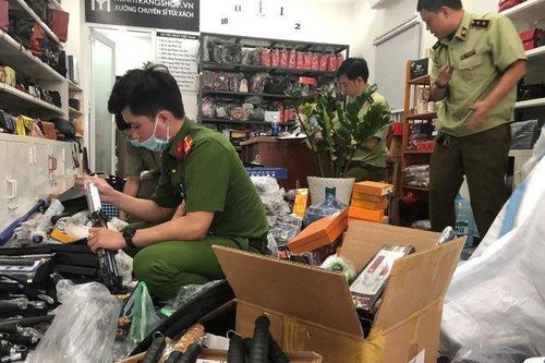 Bất ngờ với bà chủ hàng túi xách bán nghìn hung khí dao, côn