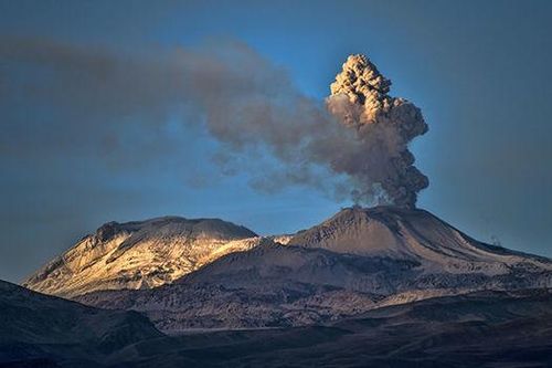 Peru: Núi lửa Sabancaya phun trào, phát tán tro bụi tới bán kính 20km