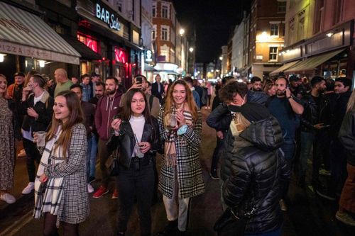 Video đường phố London tấp nập người dù đang áp dụng lệnh giới nghiêm