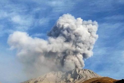 Peru: Núi lửa Sabancaya hoạt động mạnh, phát tán tro bụi trong bán kính 20 km