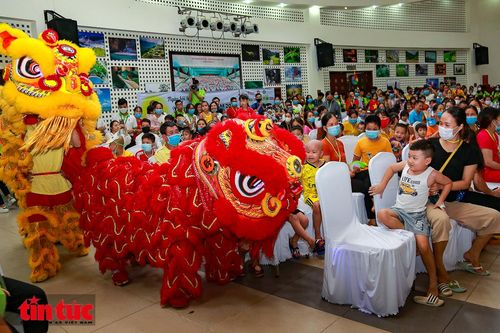 Mang Trung thu đến với bệnh nhi Viện huyết học