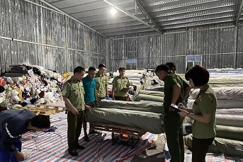 Hưng Yên: Phát hiện kho hàng chứa 80 tấn vải cuộn không rõ nguồn gốc xuất xứ