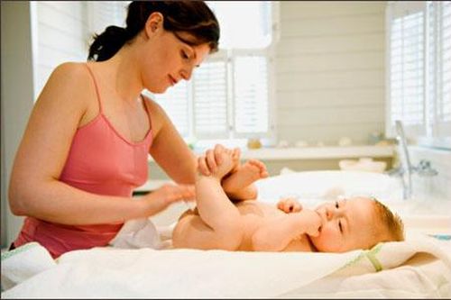 6 sai lầm thường gặp khi đóng bỉm gây hại cho trẻ