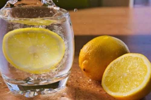 Không cần hóa chất tẩy rửa, đồ thủy tinh ố vàng sẽ 'sáng choang' nhờ 1 thứ nguyên liệu có sẵn trong bếp
