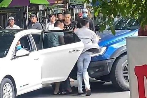 Thấy bạn bị nhóm giang hồ ép lên xe ô tô đưa đi, người đàn ông lao xe bán tải đến giải cứu