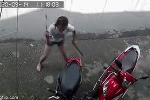 Clip: Người phụ nữ 2 tay cầm 2 con dao, điên cuồng chém vào 2 chiếc xe máy trước cửa nhà hàng xóm