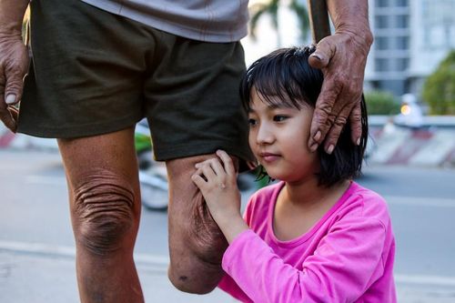 Cô bé 13 tuổi sống cùng cha trên ghe nhỏ: 'Các bạn ở trường ăn hiếp vì nhà con nghèo'