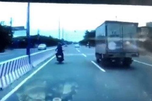 Clip: Ném đá vào xe tải, thanh niên bị tài xế ép cả người và xe vào dải phân cách