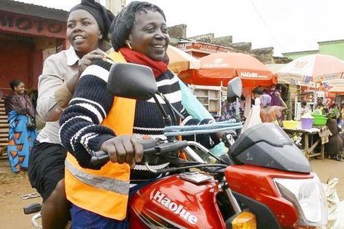 Người phụ nữ Congo nuôi đàn con bằng nghề xe ôm