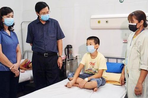 Phụ huynh phải lấy cớ mang chăn để vào trường xem con ăn bán trú thế nào