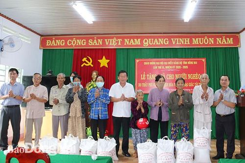 Tặng 300 phần quà cho người nghèo khó khăn tại Tân Phú và Định Quán