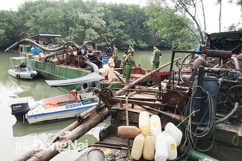 Bắt 2 phương tiện 'khủng' bơm hút cát trái phép trên sông Đồng Nai