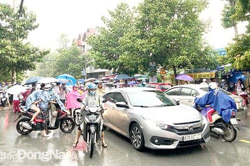 Ùn ứ giao thông trước cổng trường
