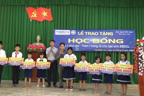 Trao học bổng cho học sinh vùng biên giới