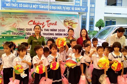 Trao nhà tình thương và tặng quà Trung thu cho học sinh tại Cát Tiên