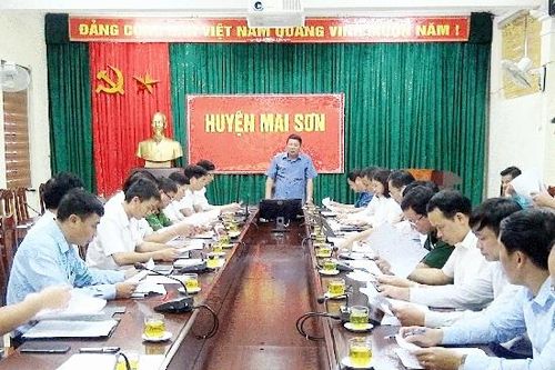 Đồng chí Lò Minh Hùng, Phó Bí thư tỉnh ủy, Phó Chủ tịch UBND tỉnh kiểm tra công tác chuẩn bị Lễ khởi công Trung tâm Chế biến rau quả Doveco Sơn La