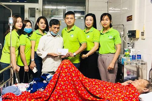 Trao tiền hỗ trợ bệnh nhân nghèo