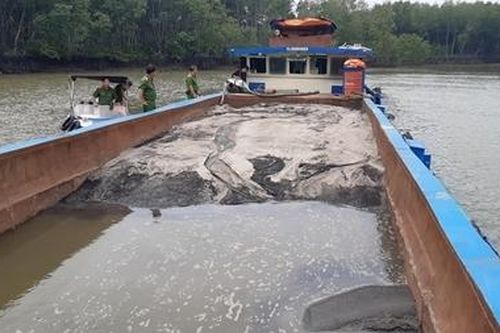 Dùng sà lan cỡ lớn hút cát trái phép trên sông Đồng Nai
