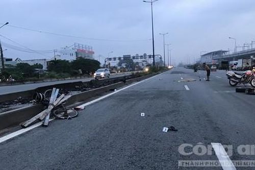 Người đàn ông đi xe đạp bị 2 ô tô tông chết tại hầm chui ở Sài Gòn