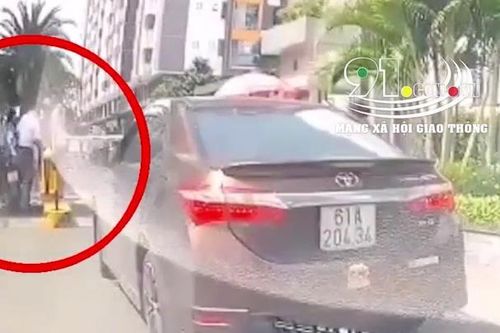 Clip: Tài xế ô tô túm tóc, hành hung người phụ nữ đi xe máy sau va chạm