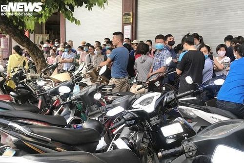 Rồng rắn xếp hàng từ tờ mờ sáng chờ mua bánh trung thu