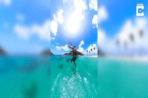 Vận động viên lướt ván diều trổ tài 'đi bộ' trên mặt biển