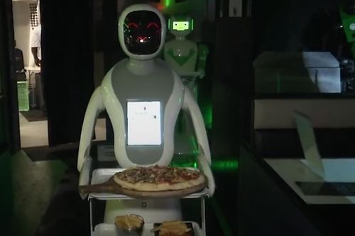 Thưởng thức pizza được phục vụ bởi robot tái chế tại Anh