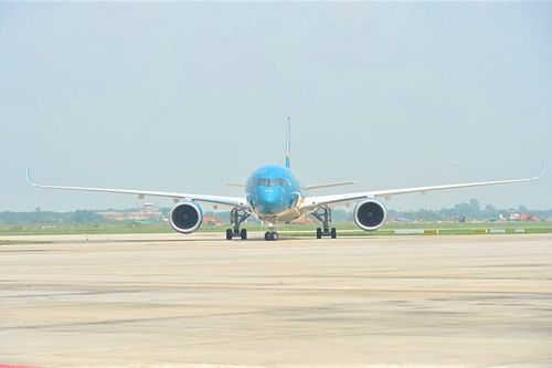 Hình ảnh chuyến bay quốc tế chở 200 khách từ Hàn Quốc vừa đáp xuống Nội Bài