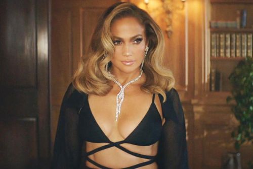 Jennifer Lopez mặc trang phục do Công Trí thiết kế