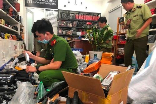 Kho đao kiếm trong cửa hàng túi xách ở TP.HCM