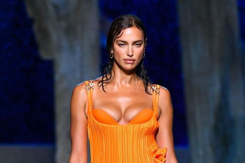 Irina Shayk diện váy xẻ sâu trên sàn catwalk