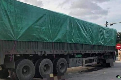 Cha trọng thương, 2 con tử vong sau va chạm với xe tải