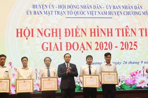 Chương Mỹ: Tuyên dương tập thể, cá nhân có thành tích xuất sắc trong phong trào thi đua yêu nước.