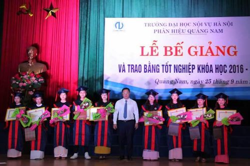 Phân hiệu Đại học Nội vụ Hà Nội tại Quảng Nam trao bằng cử nhân cho 171 sinh viên