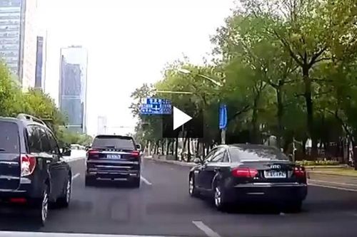 Tạt đầu, ném trà sữa vào xe khác vì xin đường không được