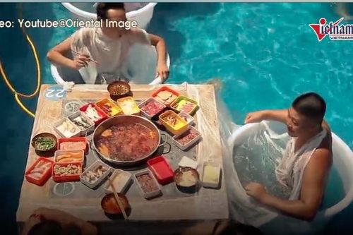 Trải nghiệm mặc bikini, ăn lẩu trong bể bơi