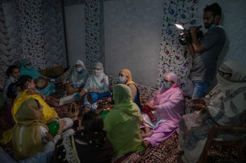 Cận cảnh đám cưới 'khác thường' ở vùng Kashmir thời COVID-19