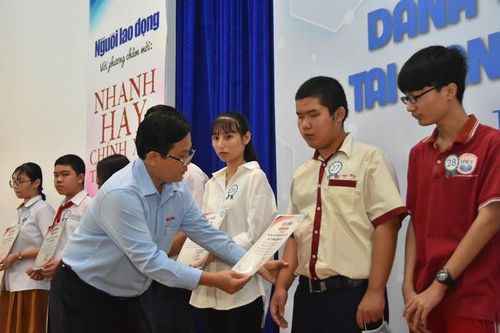 Báo Người Lao Động trao 110 suất học bổng cho con công nhân