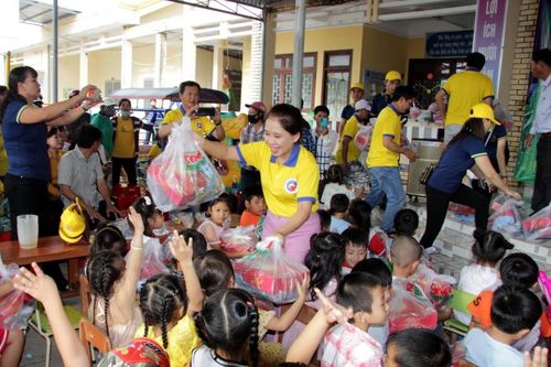 Báo Công an TPHCM trao quà Tết Trung thu cho 600 thiếu nhi