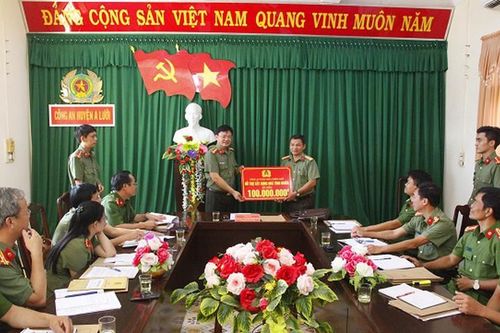 Giám đốc Công an tỉnh Thừa Thiên Huế trao tặng tiền hỗ trợ xây dựng nhà tình nghĩa