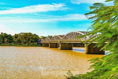Sông Hương bất ngờ đổi màu khác thường nhiều ngày