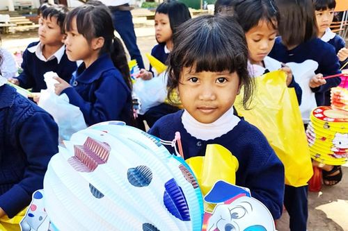 Hàng ngàn phần quà Trung thu tặng trẻ khiếm thính, vùng sâu