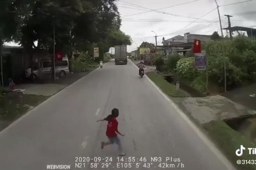 Container phanh 'cháy lốp' tránh bé gái đột ngột lao sang đường